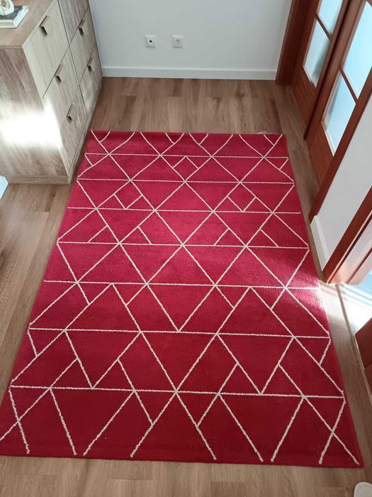 Tapete Vermelho Geométrico – 200×135 cm – Bom Estado