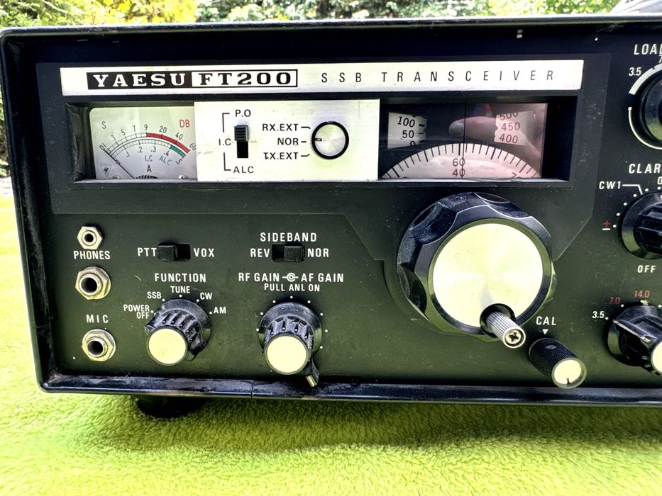 Yaesu FT-200 SSB Transceiver – klasyczny transceiver krótkofalarski vintage