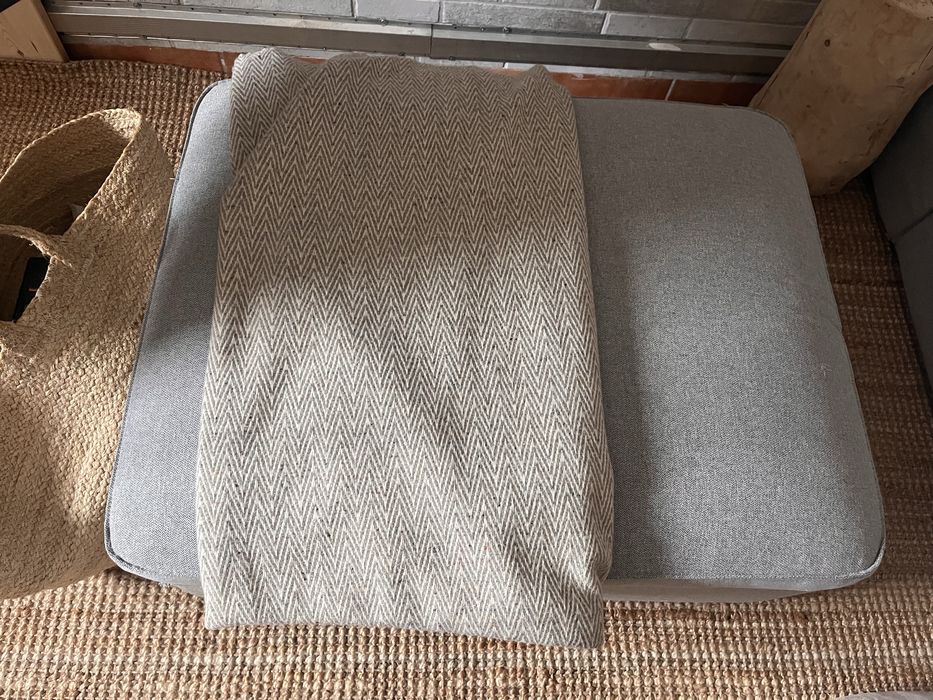 Sofá kivik 2 lugares Tibbleby bege/cinzento e repousa pés