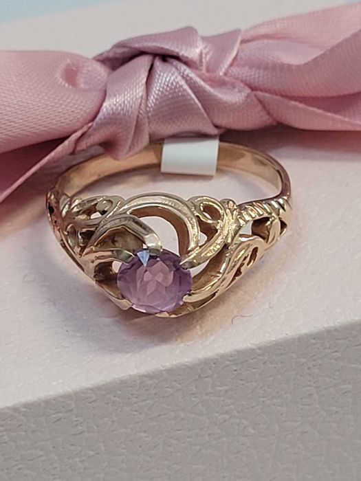 Złoty pierścionek   z różowym   kamieniem  stary wzór