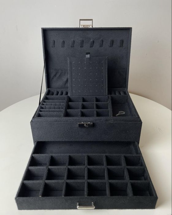 Elegancki czarny kuferek szkatułka na biżuterię