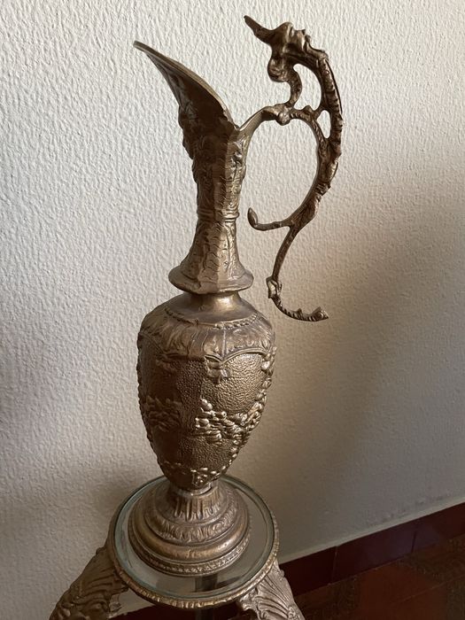 Mesa em Latão com Jarrão