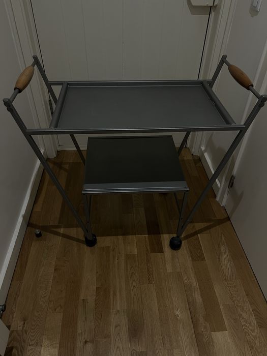 Mesa de apoio em aço com rodas e um tabuleiro suoerior móvel