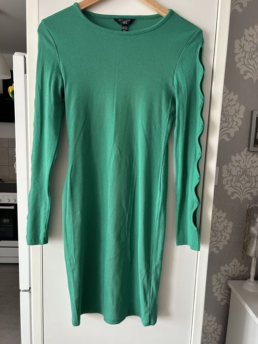 Zielona sukienka z wycięciami