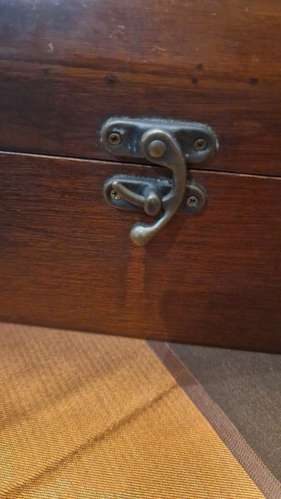 Baú de madeira decorativo.