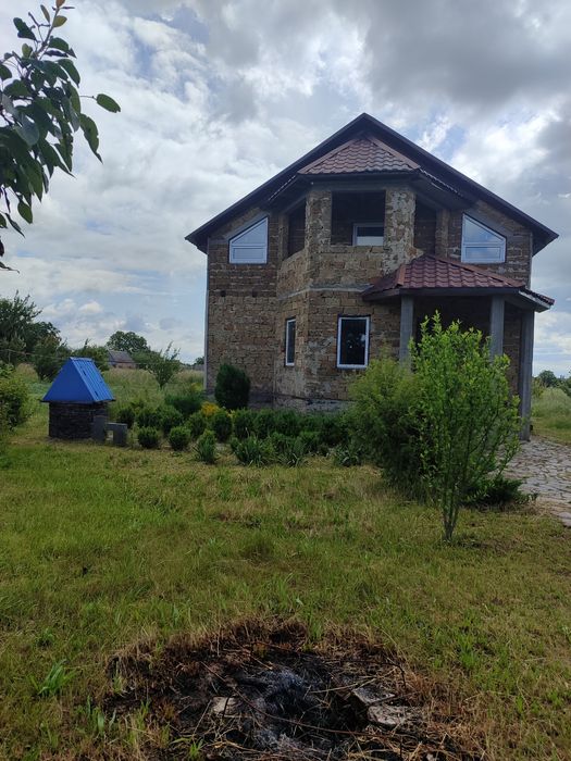 Продається двоповерховий будинок в смт. Чоповичі