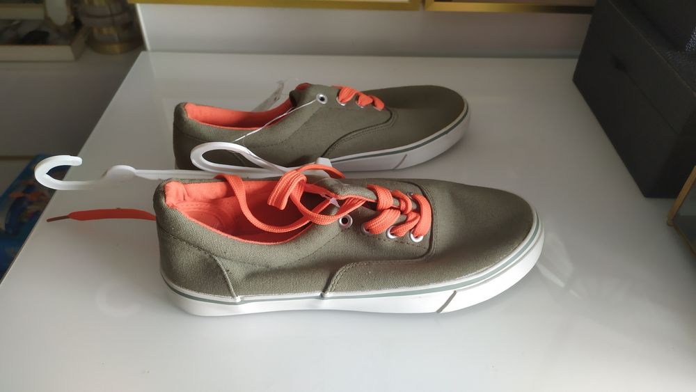 Tênis novos in extenso  tamanho 38