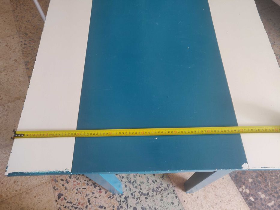 Mesa pintada de azul