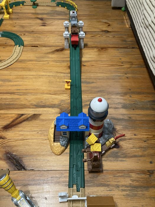 Kolejka Geotrax Fisher Price dizalajaca na baterie