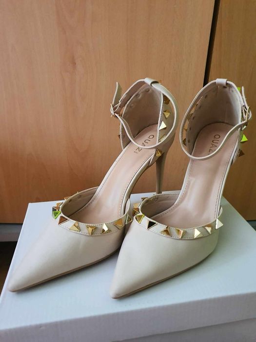 Beżowe czółenka damskie