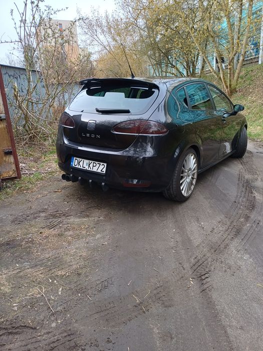 Czarny seat leon