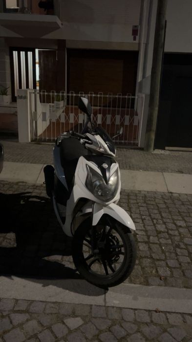 Moto Sym branca 125cc