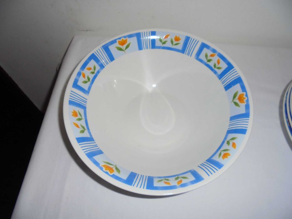 serviço de pratos e saladeira lindos