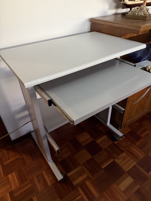 Mesa de computador com prateleira e rodas