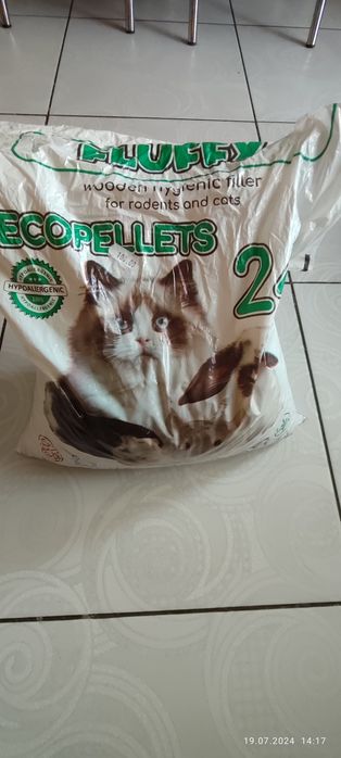 Клетка и корм для шиншиллы.