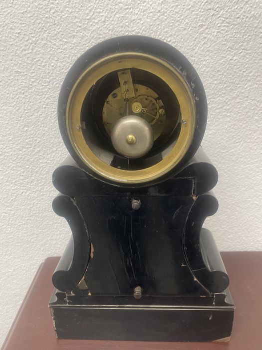 Relógio antigo a funciona a corda a necessitar de restauro