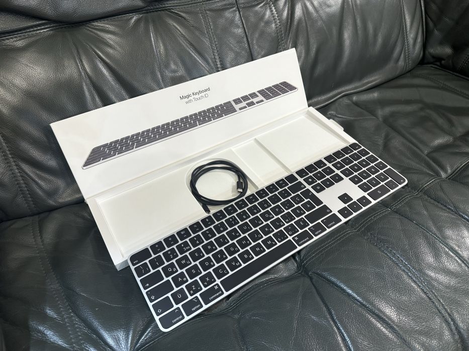 Клавіатура Magic Keyboard with Touch ID and Numeric Black (MMMR3)