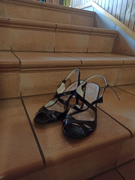 Czarne sandałki na obcasie