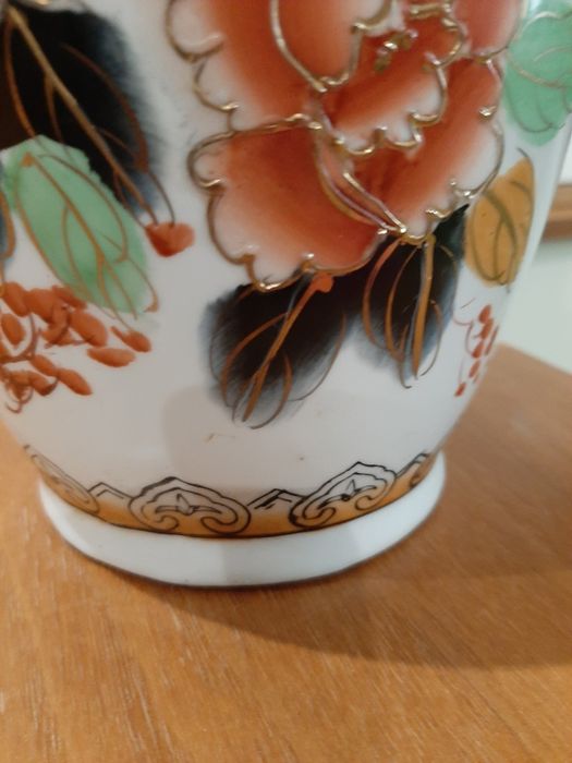 Jarrao em Porcelana com motivos orientais
Pintado com relevo
Medidas aprox: Altura 30.7 cm x largura 14 cm 
Friso com desgaste