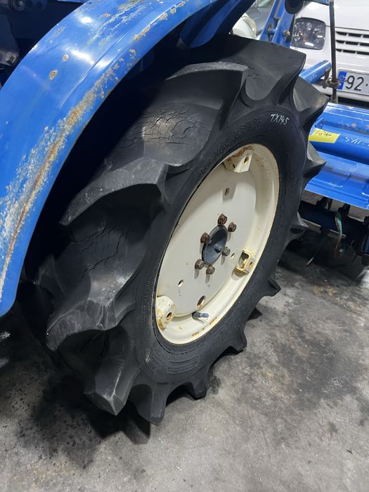 Trator Iseki 4x4 com frese