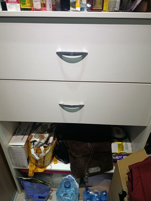 Sprzedam Garderobę wraz z drzwiami przesuwnymi.