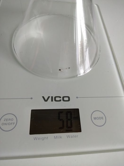 Лабораторна скляна лійка.