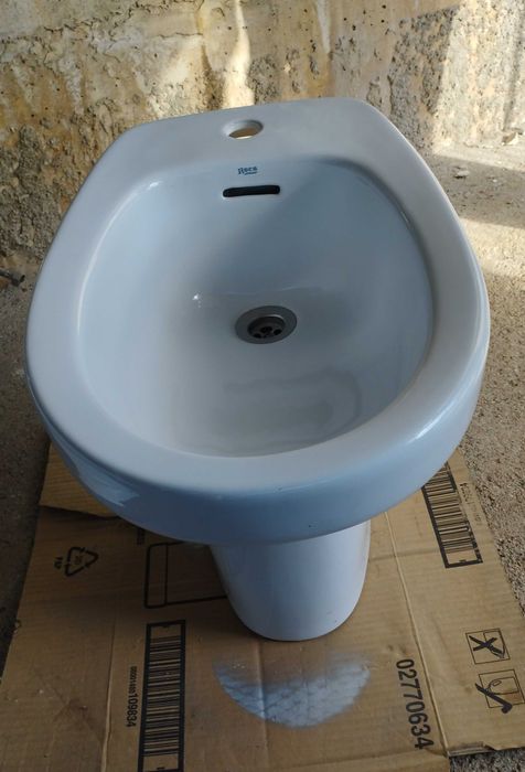Bidé em cerâmica branca da marca Roca, como novo