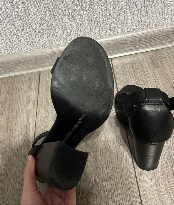 Чорні шкіряні босоніжки на каблуку