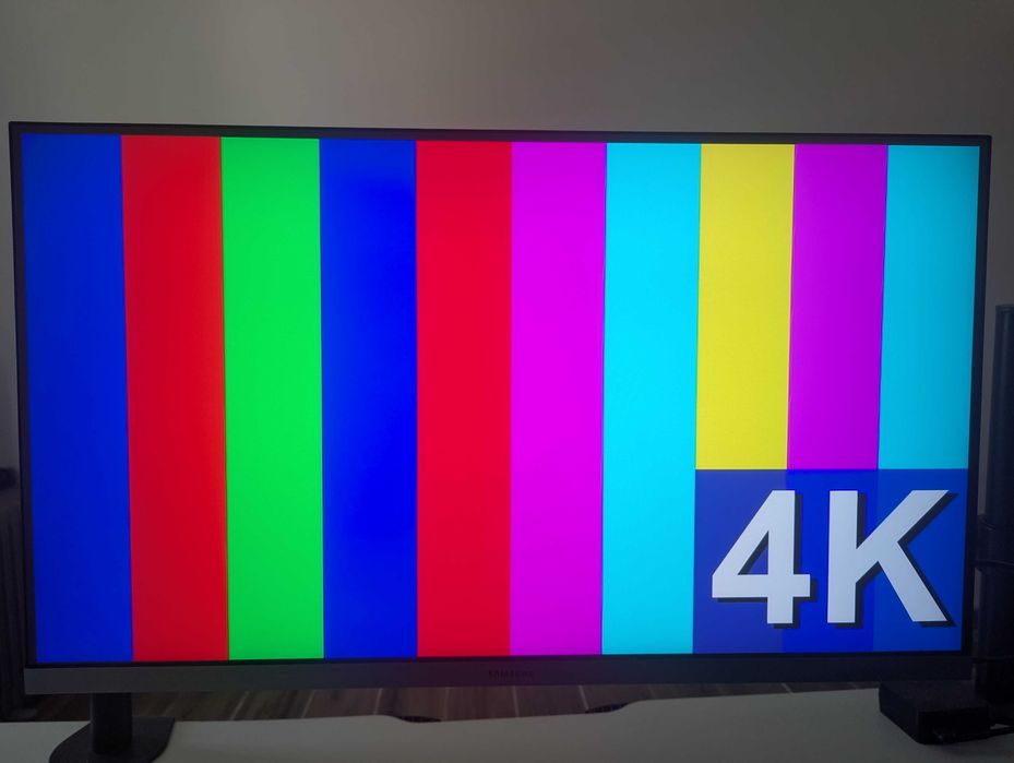 Monitor 4k Samsung U28R550UQU de 28 polegadas com oferta de braço de suporte para monitor