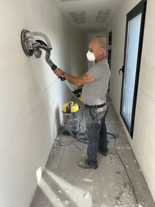 Faco trabalhos de trolha e pintura