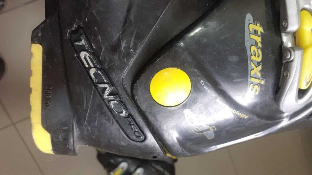 лыжные ботинки и палки