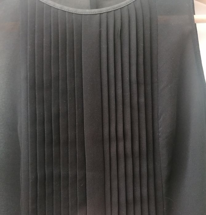 Top preto com plissado