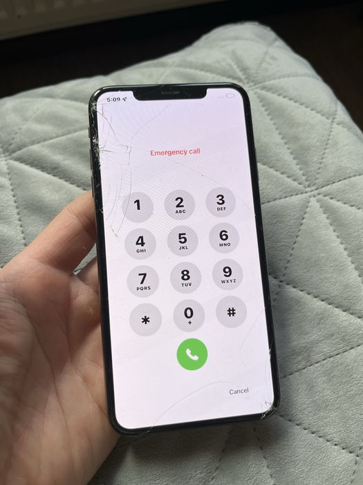 Apple iPhone xs Max заблокований iCloud