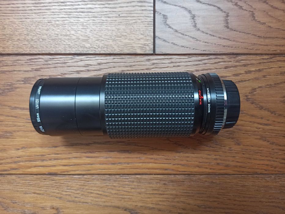 Zestaw aparatów fotograficznych analogowych, obiektywów i akcesoriów