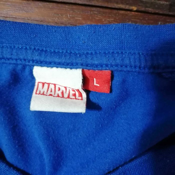 Capitão América com T Shirt oficial Marvel L