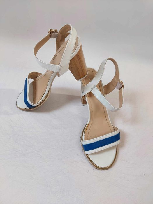 Białe sandały z niebieskim paskiem akcentem zapinane na kostce Infilio