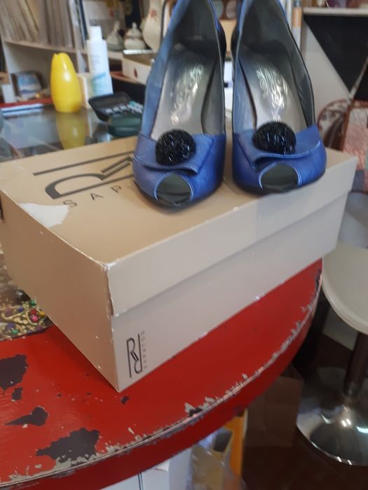 Sapatos em verniz azul e preto