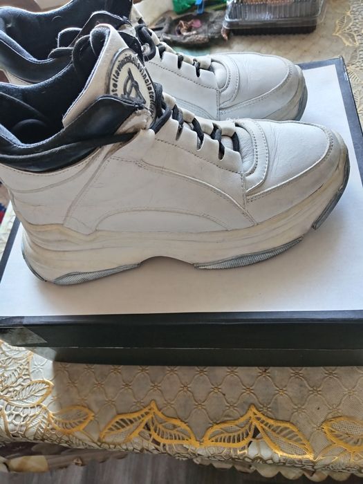 Продам фирменные утепленные кожаные кроссовки