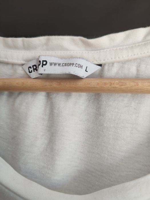 Biała koszulka z nadrukiem kota - Cropp rozm. L