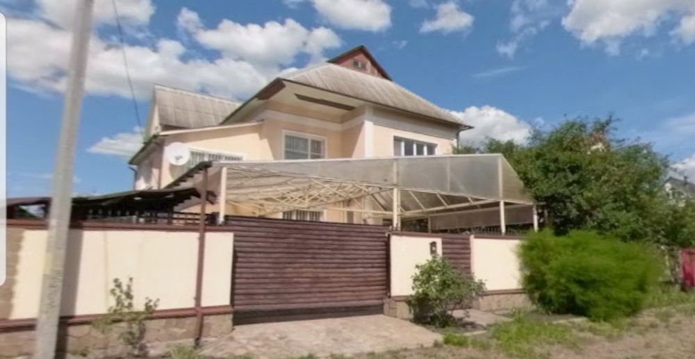 Продам будинок в Макарові.Срочно