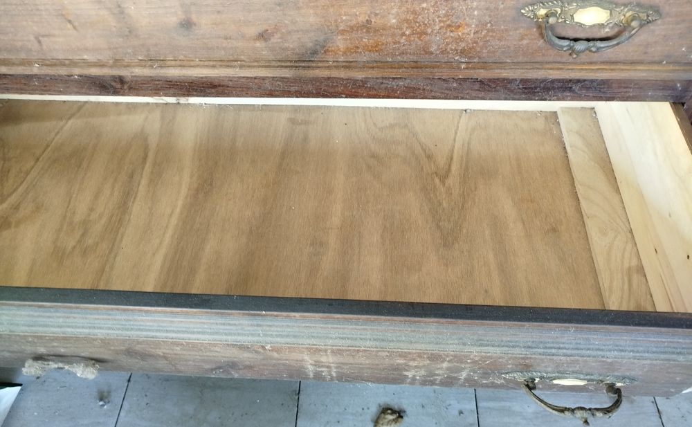 Cómoda antiga de madeira