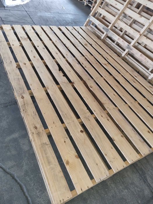 Duże palety 3x2 metra.