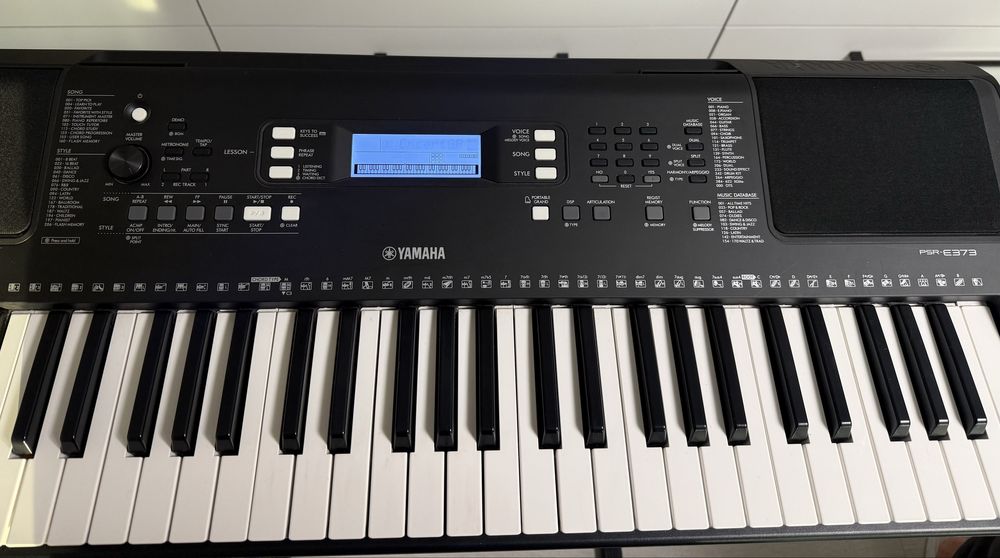 Синтезатор Yamaha PSR-E373 + стійка клавішна, блок живлення.