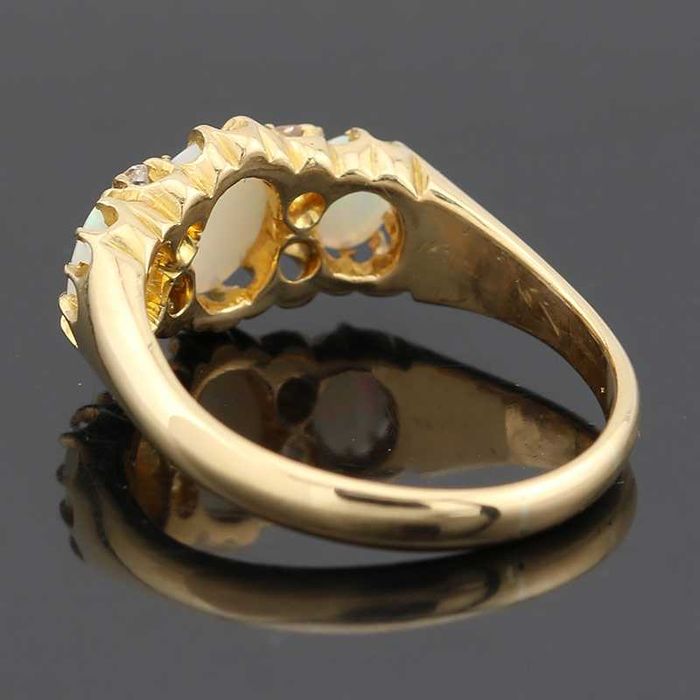 Złoty pierścionek z trzema opalami i diamentami szykowny 18K