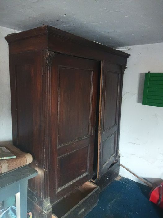 Zabytkowa szafa na ubrania