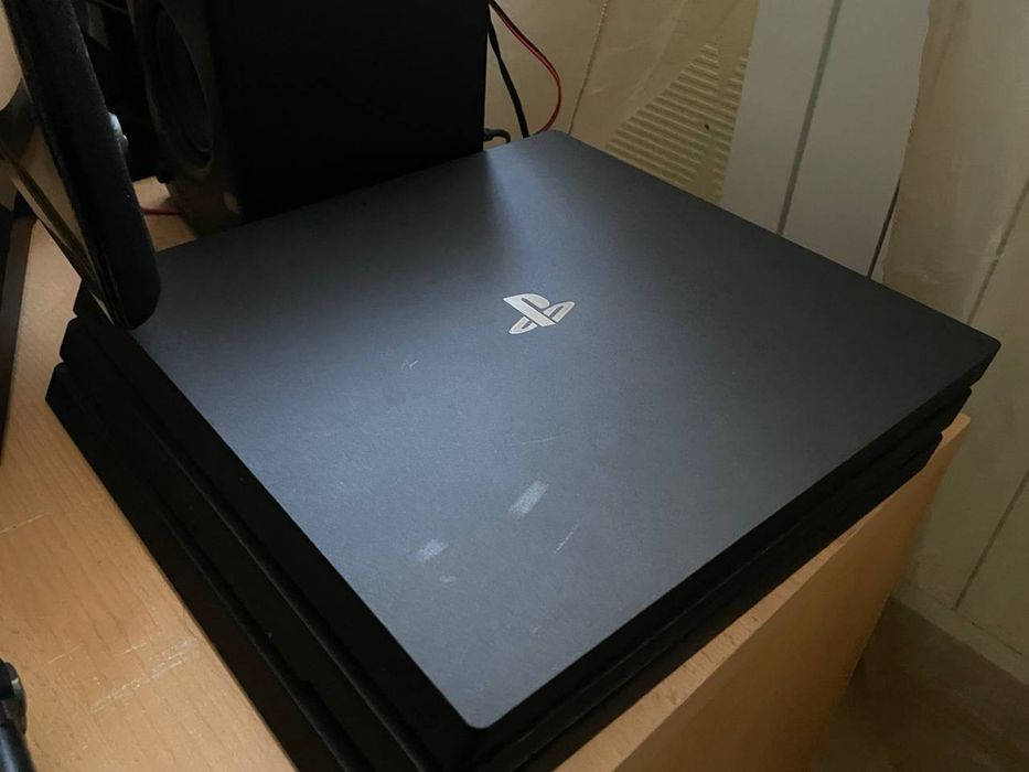 Комплект: PS4 Pro,  3 джойстика, монітор