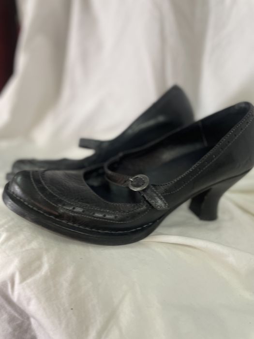 Sapatos pretos de presilha