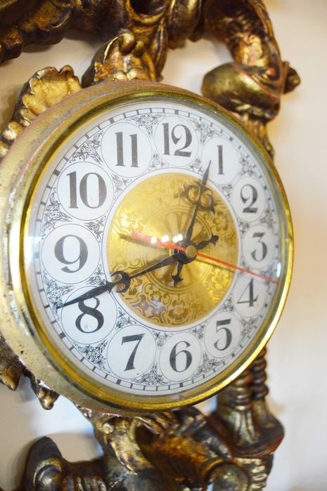 Relógio de Parede Antigo em Madeira Dourada.