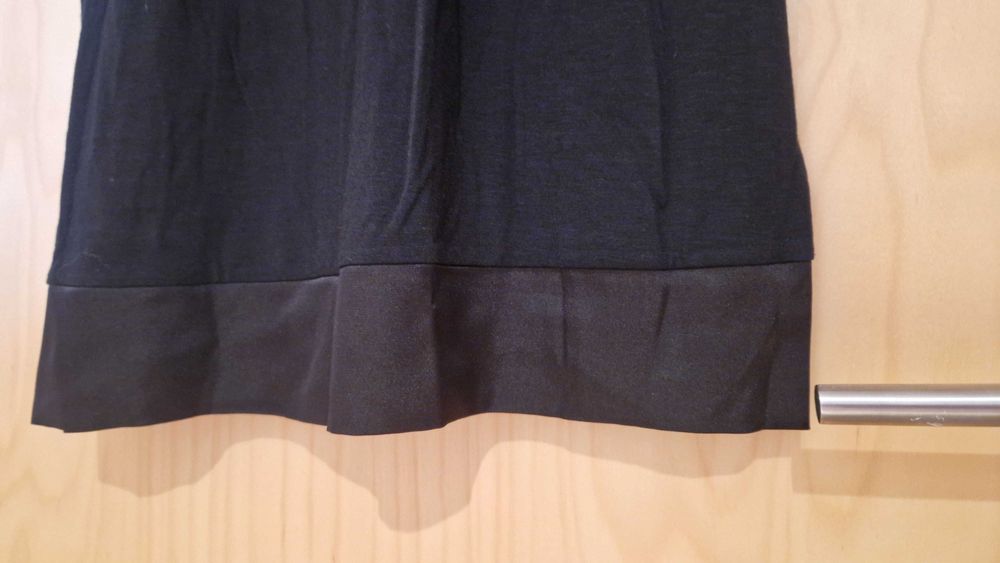 Vestido preto, com barra de cetim na bainha e mangas, tamanho L