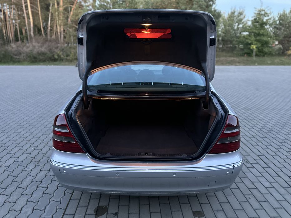 Mercedes Benz 211